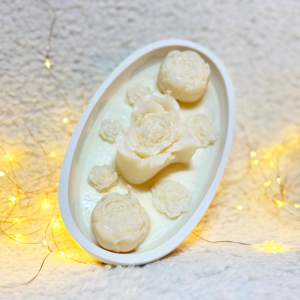 Acasa - Lumanari parfumate si buchete de flori 17 Lumanare parfumata din ceara de soia in tava ovala din ceramica, floare-inima si trandafiri, alb 2