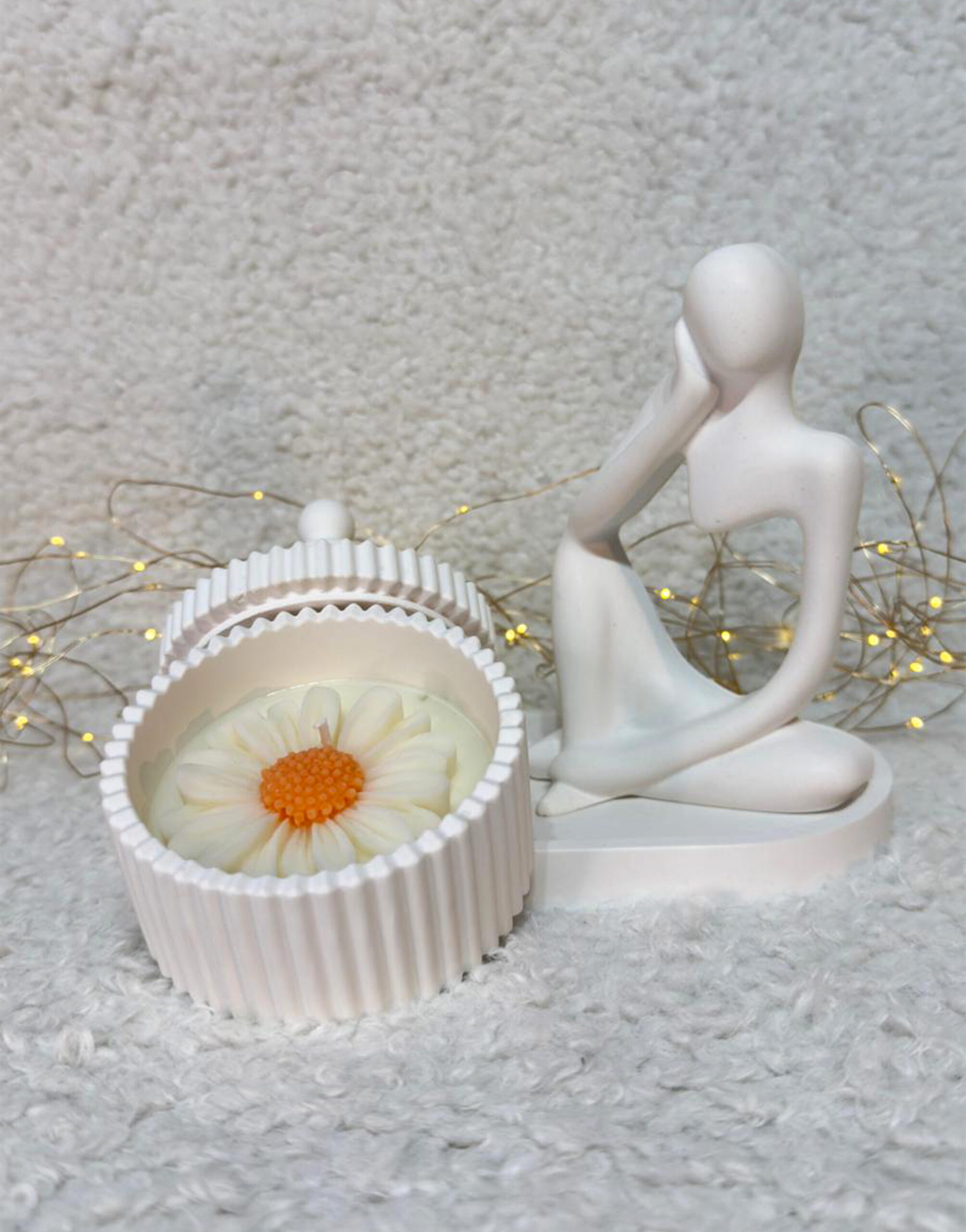 Lumanare parfumata margareta din ceara de soia in recipient ceramic si statueta decorativa eleganta pe tava ceramica 1 lumanare parfumata margareta din ceara de soia in recipient ceramic si statueta decorativa eleganta pe tava ceramica