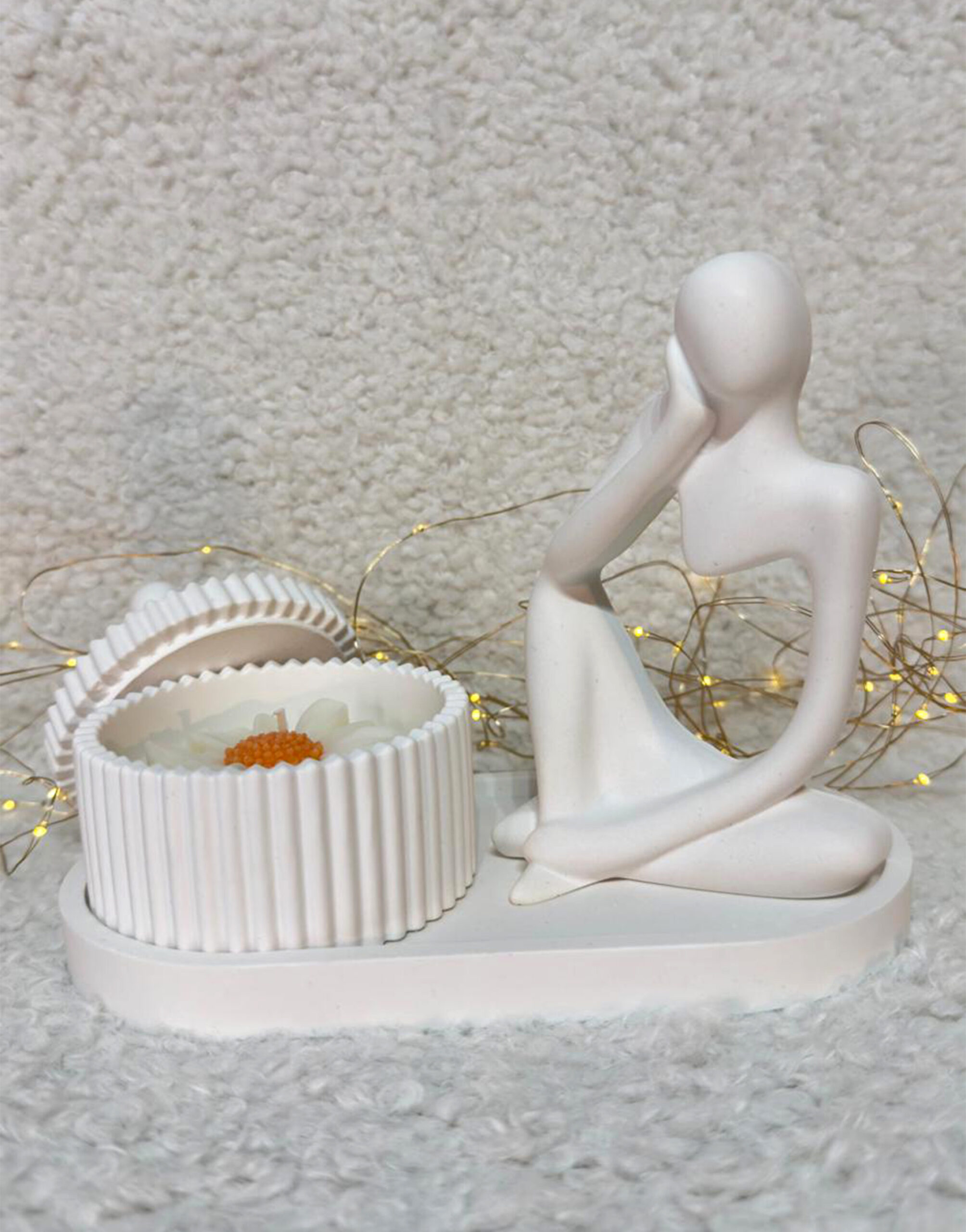 Lumanare parfumata margareta din ceara de soia in recipient ceramic si statueta decorativa eleganta pe tava ceramica 2 lumanare parfumata margareta din ceara de soia in recipient ceramic si statueta decorativa eleganta pe tava ceramica poza 2