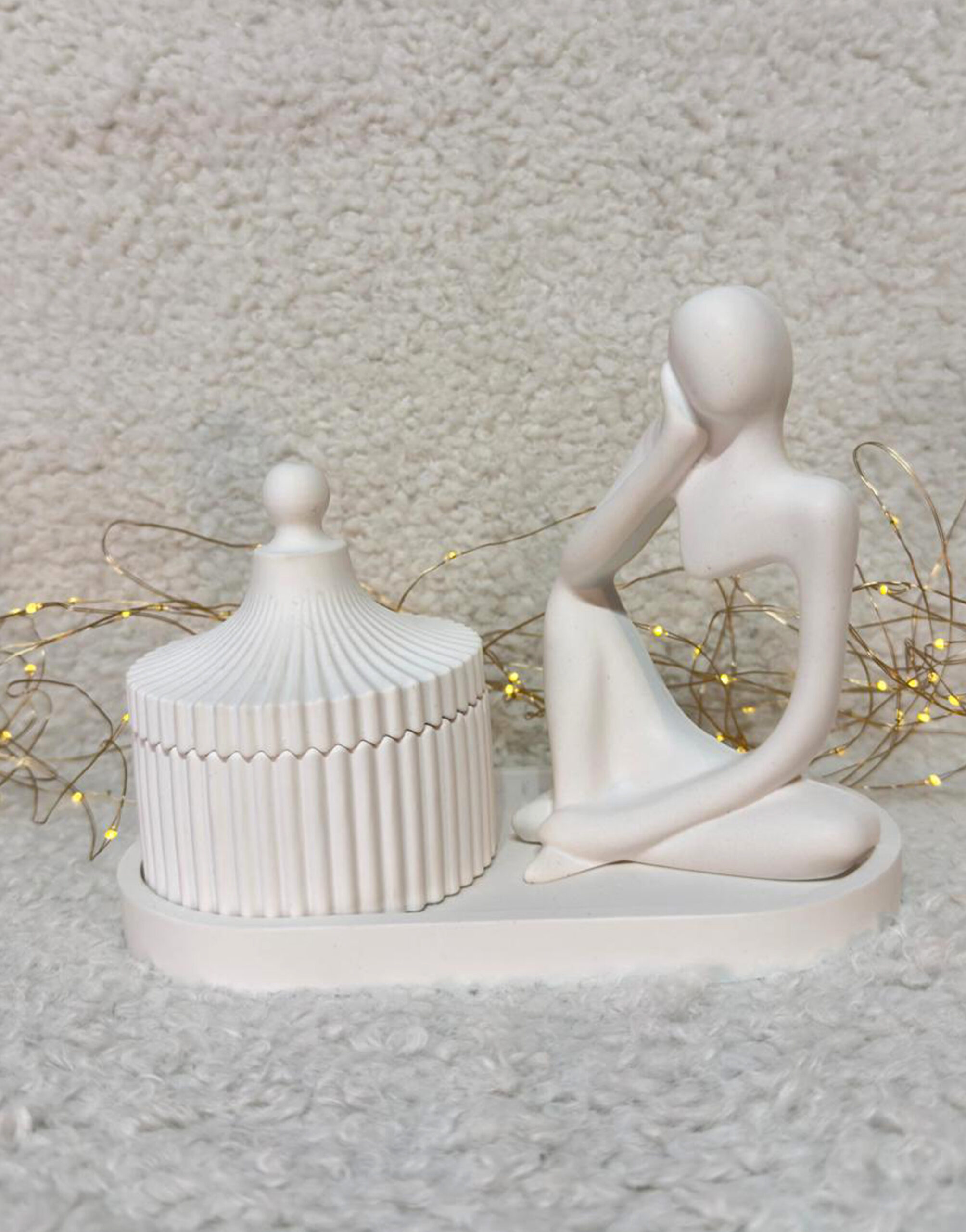 Lumanare parfumata margareta din ceara de soia in recipient ceramic si statueta decorativa eleganta pe tava ceramica 3 lumanare parfumata margareta din ceara de soia in recipient ceramic si statueta decorativa eleganta pe tava ceramica poza 3
