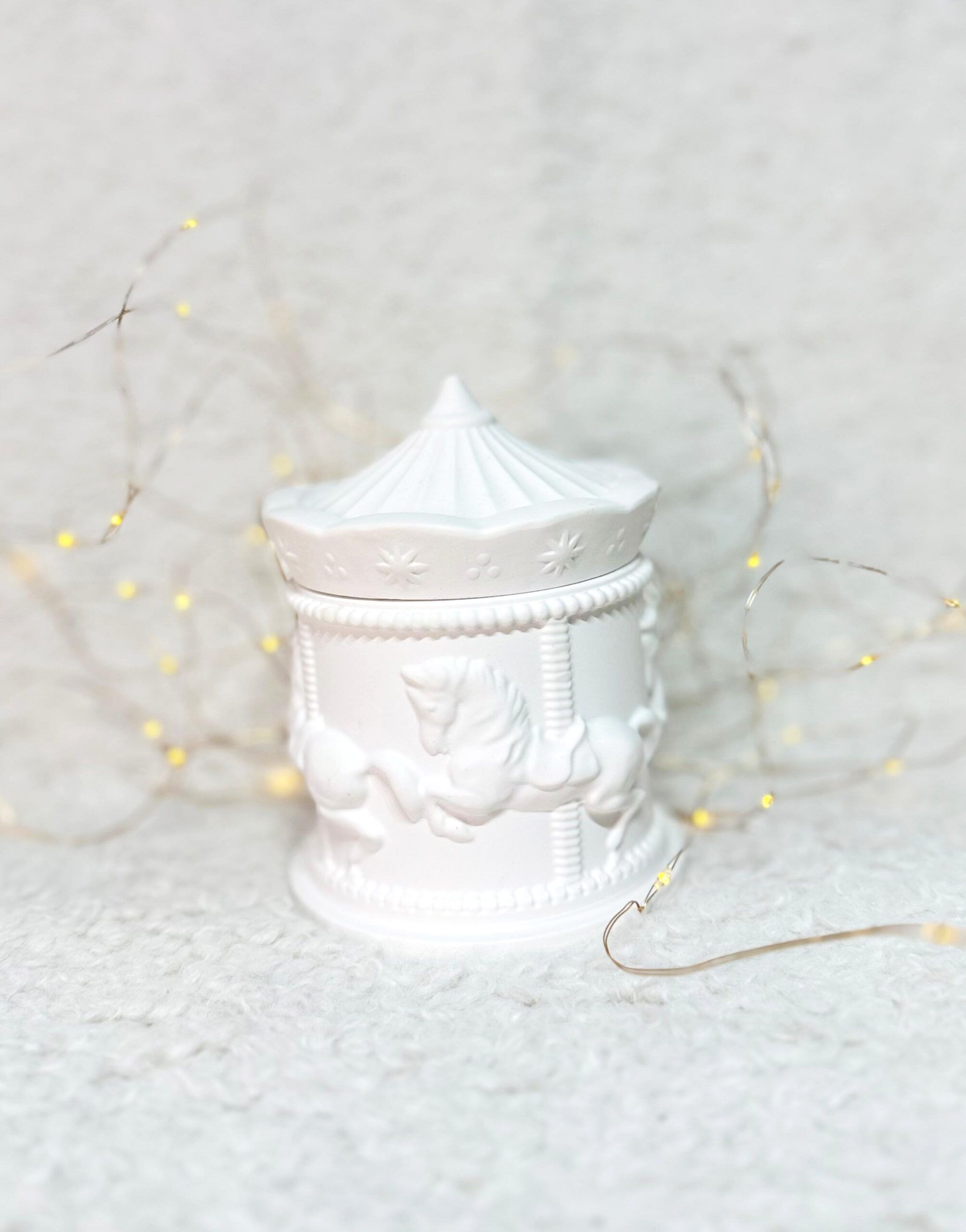 Lumanare parfumata in recipient decorativ din ceramica in forma de carusel 3 Lumanare parfumata I Love U compusa din 3 bucati pe tava de ceramica 3