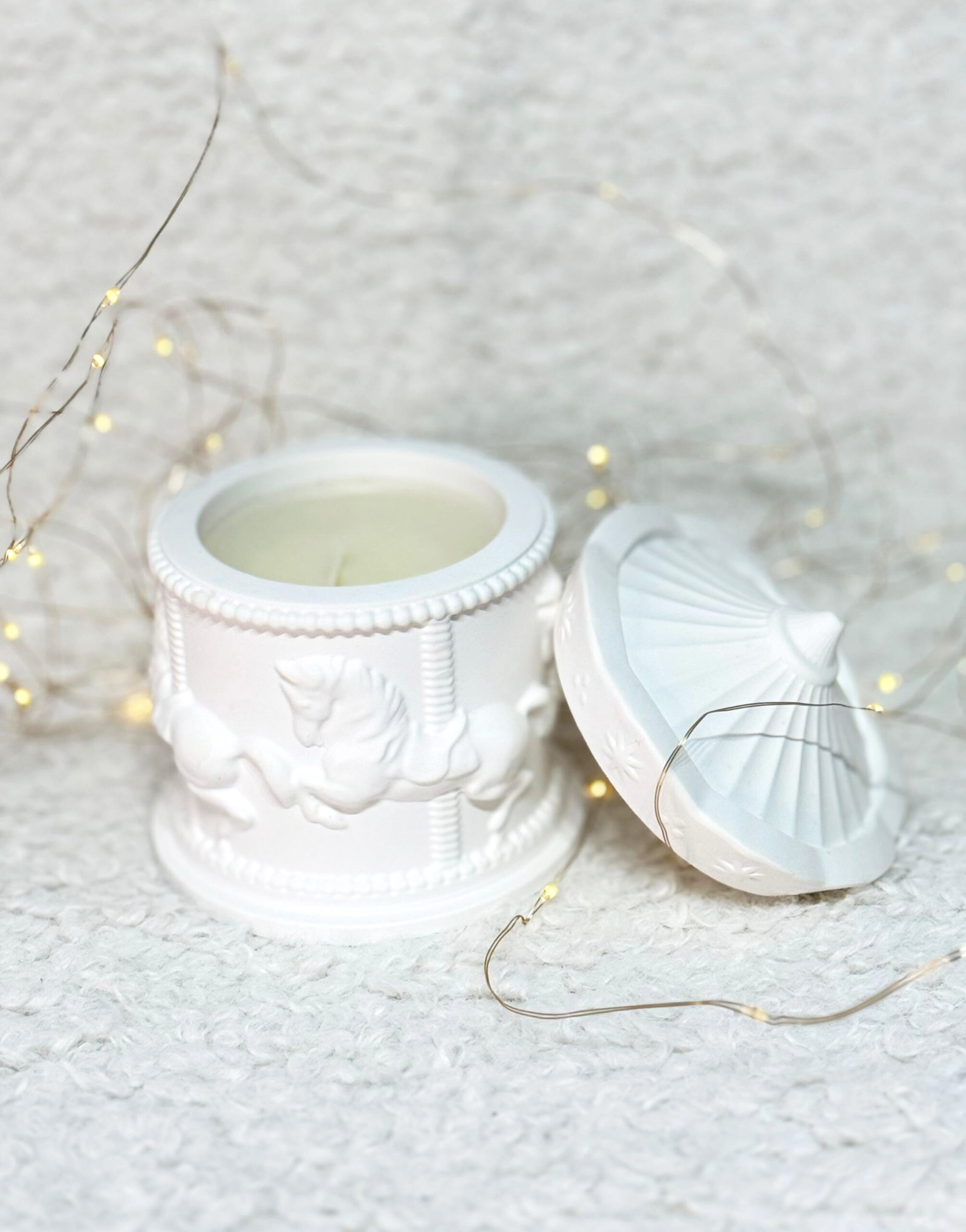 Lumanare parfumata in recipient decorativ din ceramica in forma de carusel 2 Lumanare parfumata I Love U compusa din 3 bucati pe tava de ceramica 2