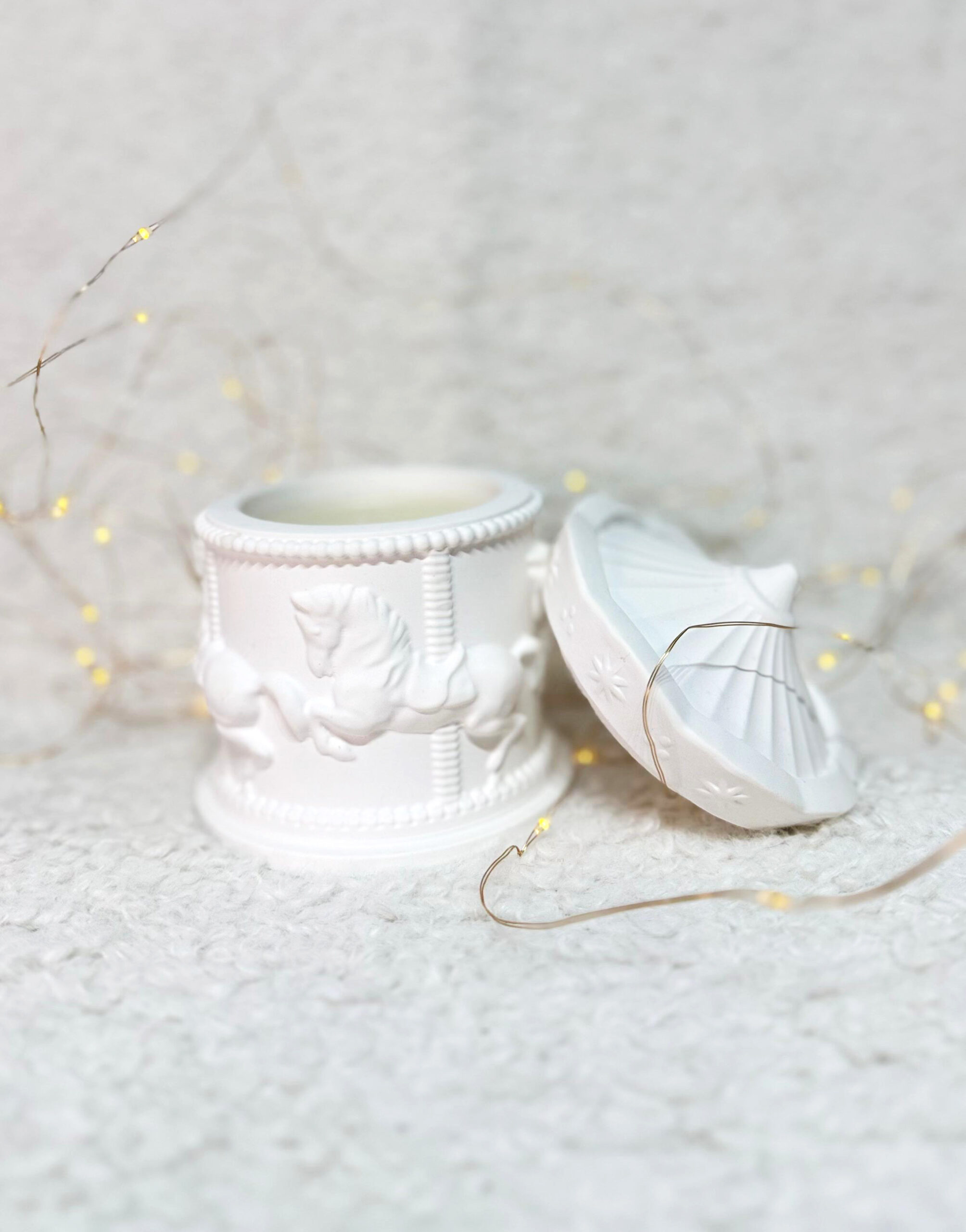 Lumanare parfumata in recipient decorativ din ceramica in forma de carusel 1 Lumanare parfumata I Love U compusa din 3 bucati pe tava de ceramica