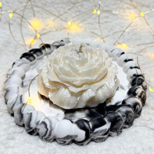 lumanare parfumata bujor din ceara de soia pe farfurie marmorata poza 2