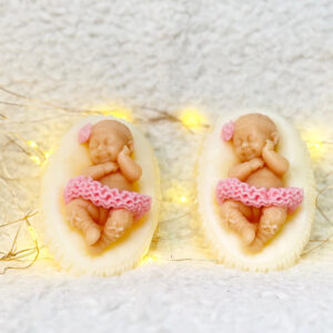 Acasa - Lumanari parfumate si buchete de flori 2 Marturie de botez din ceara de soia - bebelus fetita