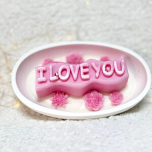Acasa - Lumanari parfumate si buchete de flori 14 Lumanare parfumata I Love You roz cu floricele din ceara de soia in tava ovala din ceramica 2