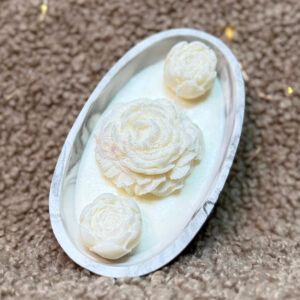 Acasa - Lumanari parfumate si buchete de flori 12 Lumanare parfumata bujor din ceara de soia in tava ovala marmorata si bujori mici, alb 17x10x6 cm 3