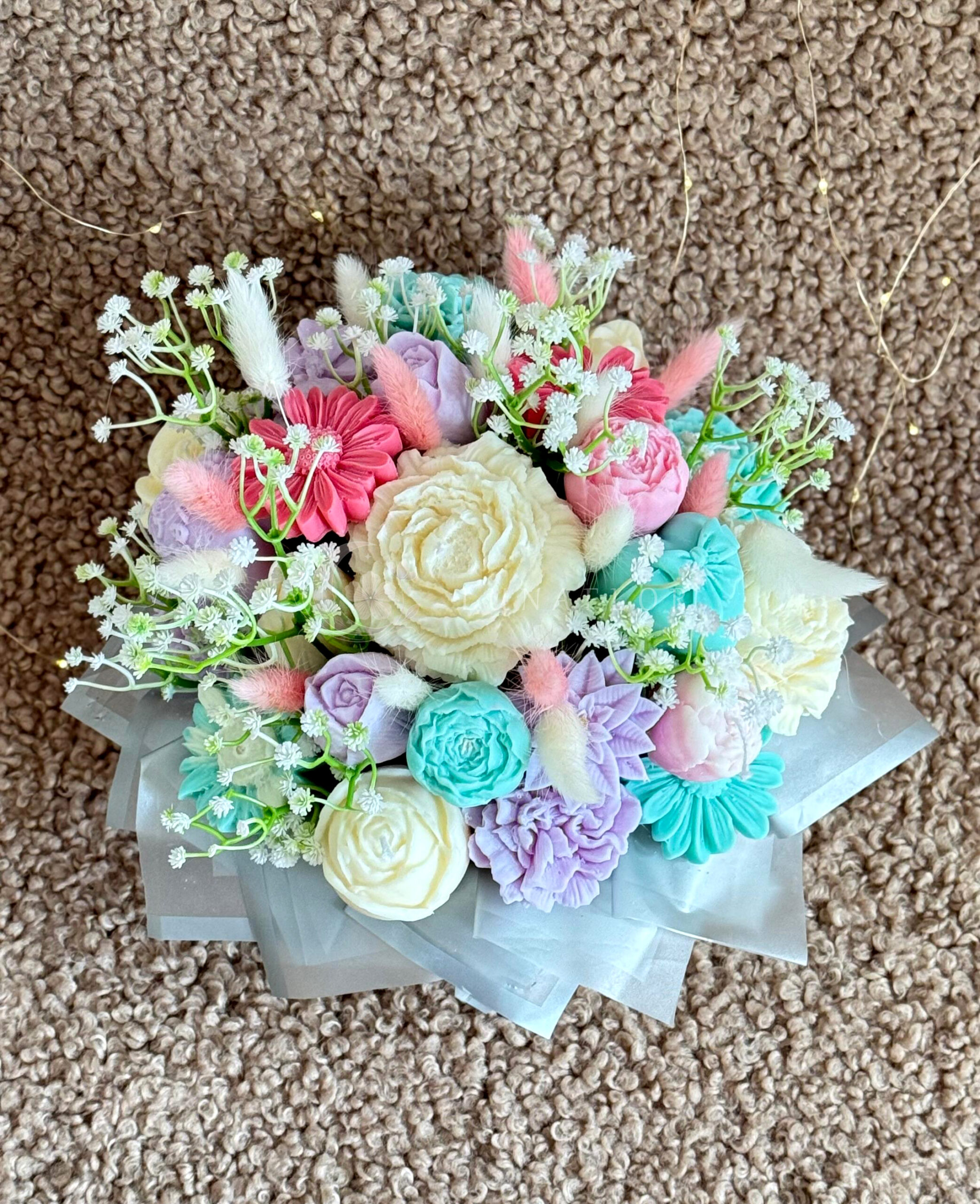Buchet de flori multicolor, parfumate din ceara de soia 25x25x23cm 1 buchet de flori multicolor din ceara de soia