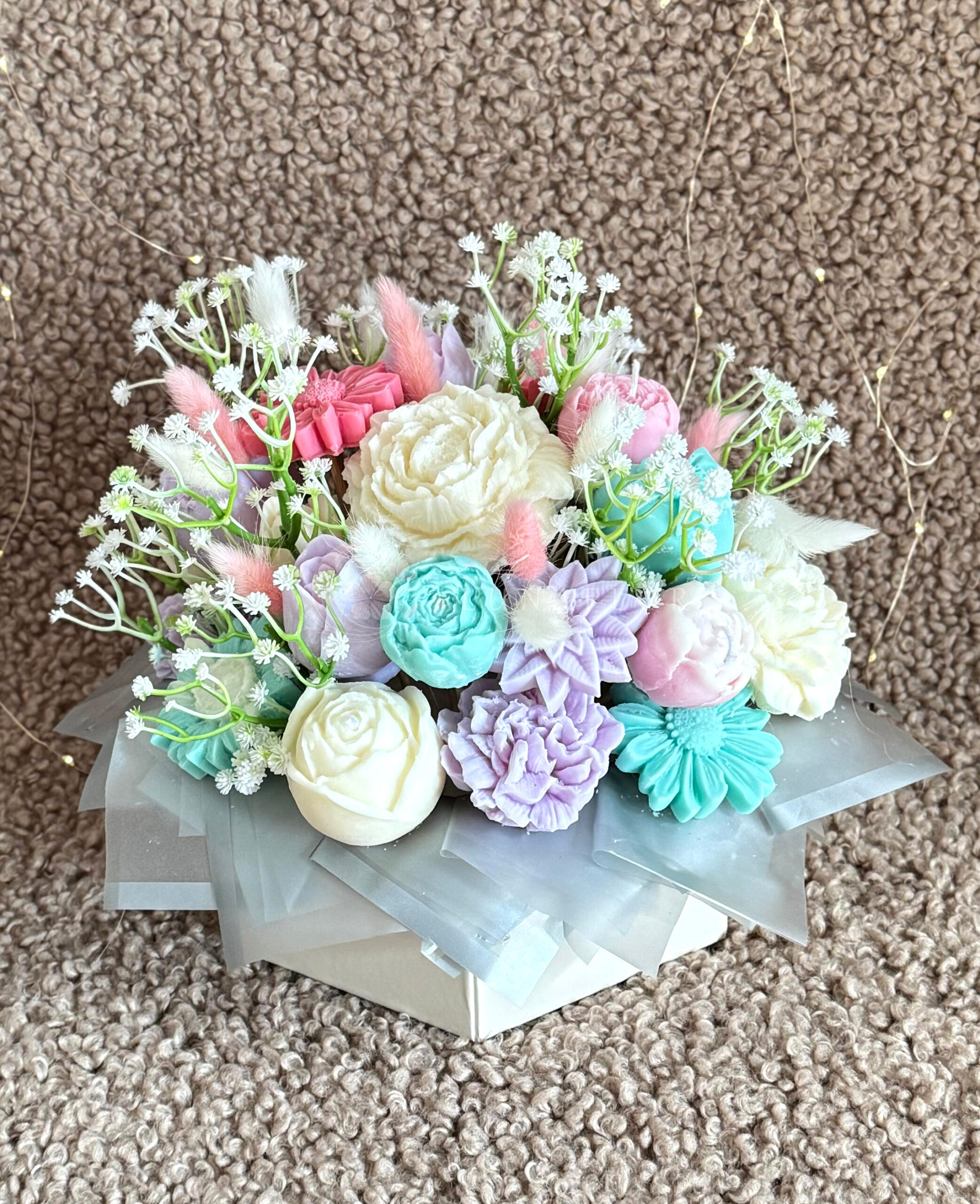 Buchet de flori multicolor, parfumate din ceara de soia 25x25x23cm 2 buchet de flori multicolor din ceara de soia