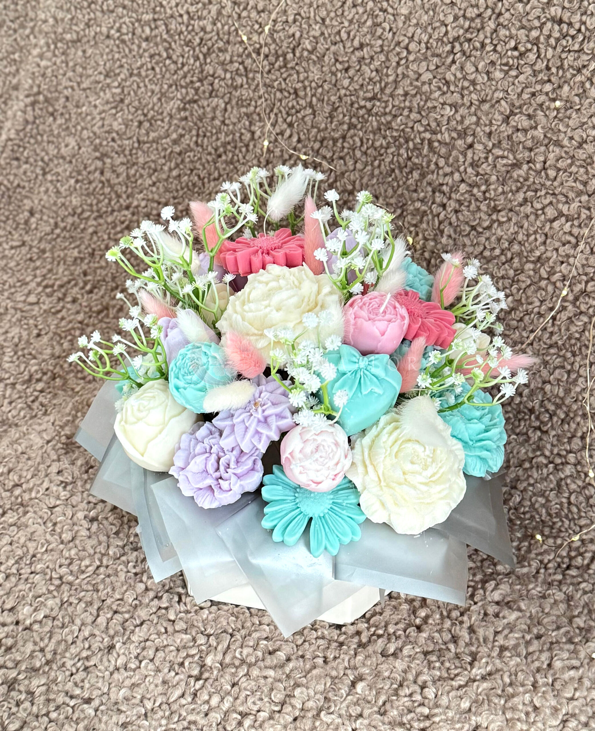 Buchet de flori multicolor, parfumate din ceara de soia 25x25x23cm 3 buchet de flori multicolor din ceara de soia